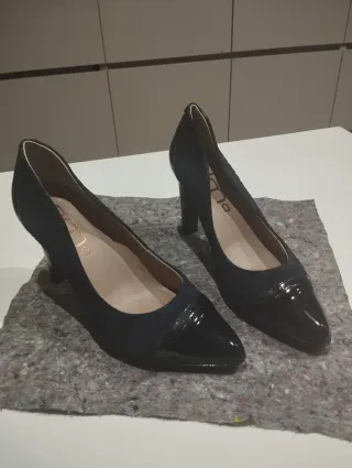 Zapatos de salón negros y azules