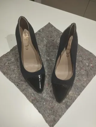 Zapatos de salón negros y azules