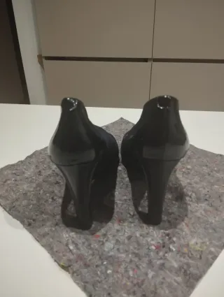 Zapatos de salón negros y azules