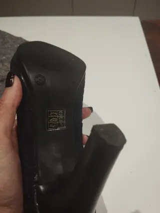 Zapatos de salón negros y azules