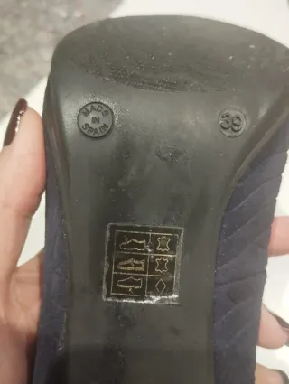 Zapatos de salón negros y azules