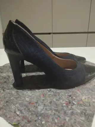 Zapatos de salón negros y azules