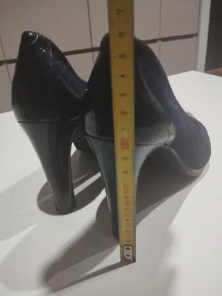 Zapatos de salón negros y azules