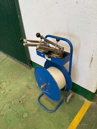 Flejadora y portarrollo de fleje