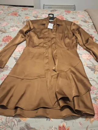 Mono satinado marrón con volantes