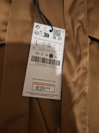 Mono satinado marrón con volantes