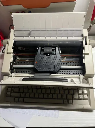Máquina de escribir Olivetti Lettera E545-II