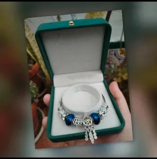 Pulsera color plateada con charms azules