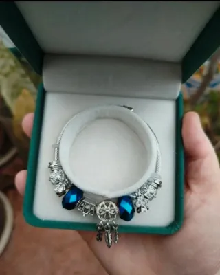 Pulsera color plateada con charms azules