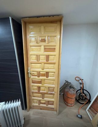 Puerta de madera maciza