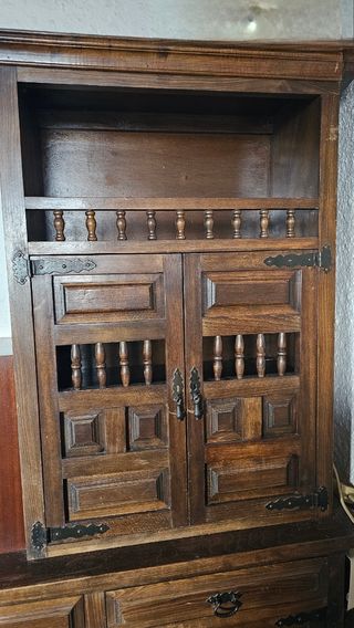 Mueble de comedor antiguo de madera maciza