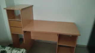 Escritorio grande con estanterías