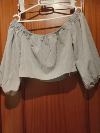 Top manga larga gris