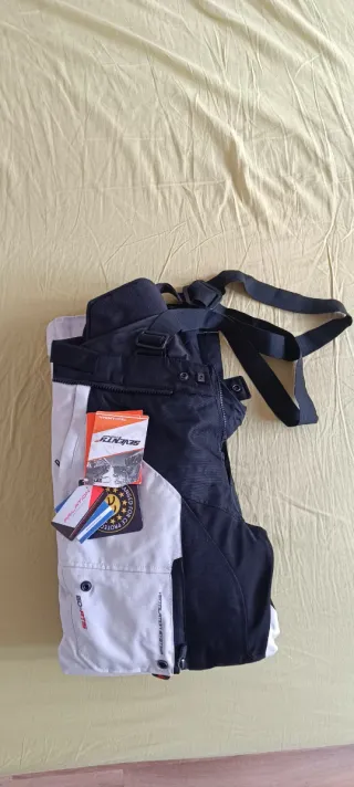 Pantalón nuevo de moto con tirantes. Sin estrenar,