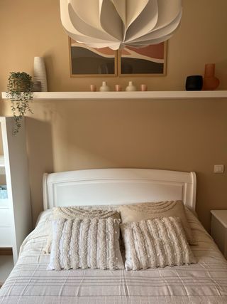 Cama 1.35 con somier + mesilla