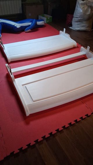 Cama 1.35 con somier + mesilla