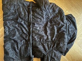 Chaquetón negro estampado