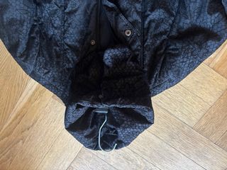 Chaquetón negro estampado