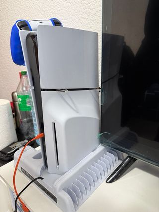 Playstation 5 con base y control azul