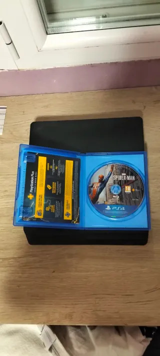 PS4 Slim 1TB + 4 Juegos + 2 Mandos