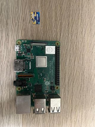 Raspberry Pi 3 Model B+ 1GB RAM + SDHC 32GB