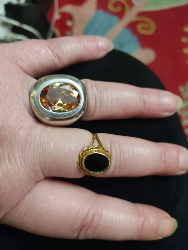 Lote de 2 Anéis: Um Preto e Outro Dourado