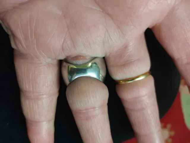 Lote de 2 Anéis: Um Preto e Outro Dourado