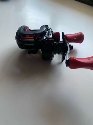 Carrete de pesca casting negro y rojo