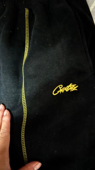 Pantalón Corteiz Negro con Costuras Amarillas