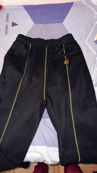 Pantalón Corteiz Negro con Costuras Amarillas