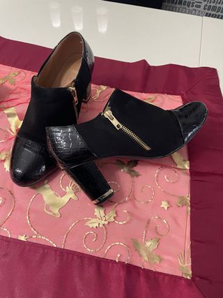 Botines negros tacón cremallera efecto piel cocodr