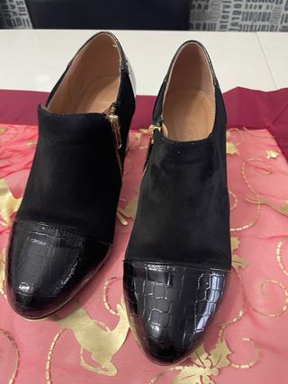 Botines negros tacón cremallera efecto piel cocodr