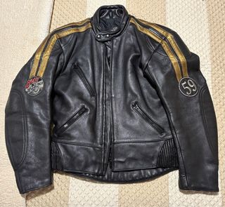 Traje dos piezas de cuero negro para moto.