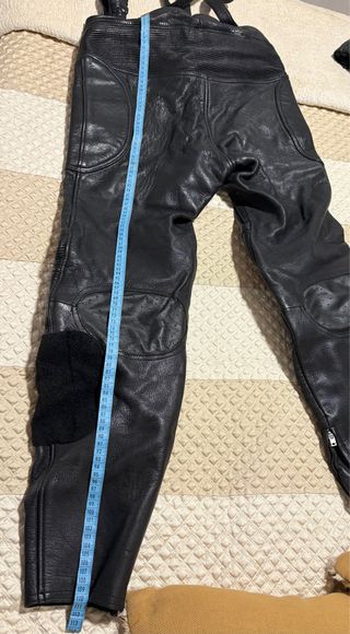 Traje dos piezas de cuero negro para moto.
