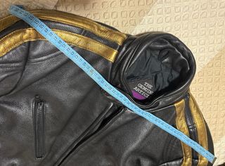 Traje dos piezas de cuero negro para moto.