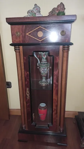 Vitrina pequeña decorativa de madera Recoger.