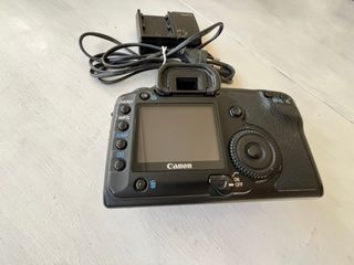 Cámara Canon EOS 5D + Batería y Cargador