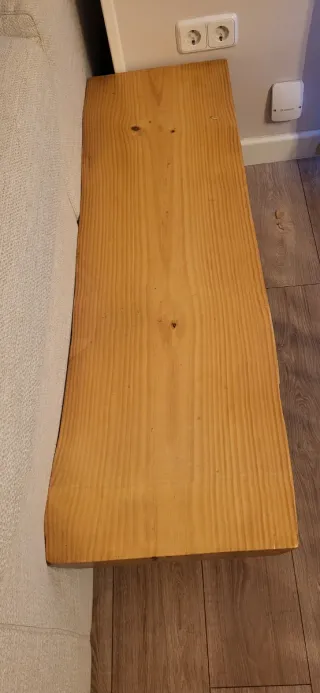 Mesa o banco de madera rústica