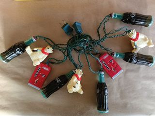 Guirlanda Coca-Cola USA con bottiglie e orsi