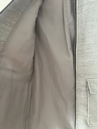 Abrigo gris con capucha y pelo