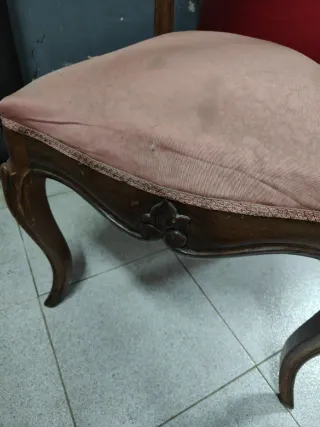 Silla antigua de madera tapizada