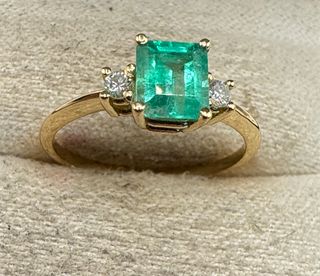 Anillo Oro 18kt esmeralda y diamantes