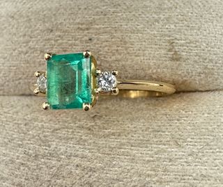 Anillo Oro 18kt esmeralda y diamantes