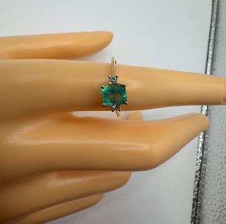 Anillo Oro 18kt esmeralda y diamantes