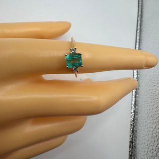 Anillo Oro 18kt esmeralda y diamantes