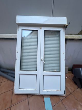 Puerta doble blanca con persiana lo que ofrezcan