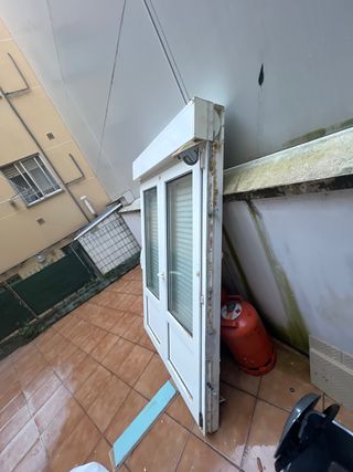 Puerta doble blanca con persiana lo que ofrezcan