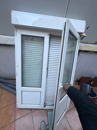 Puerta doble blanca con persiana lo que ofrezcan