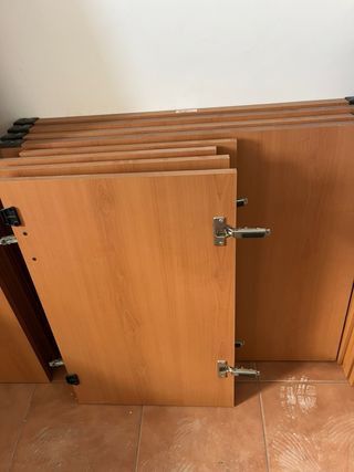 Estanterías de madera nuevas desmontadas