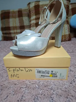 Tacones plateados talla 40